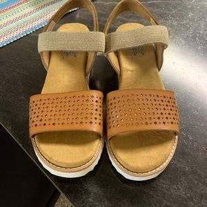 Bobs Women’s Skechers Sandals Size 8 worn once or twice.